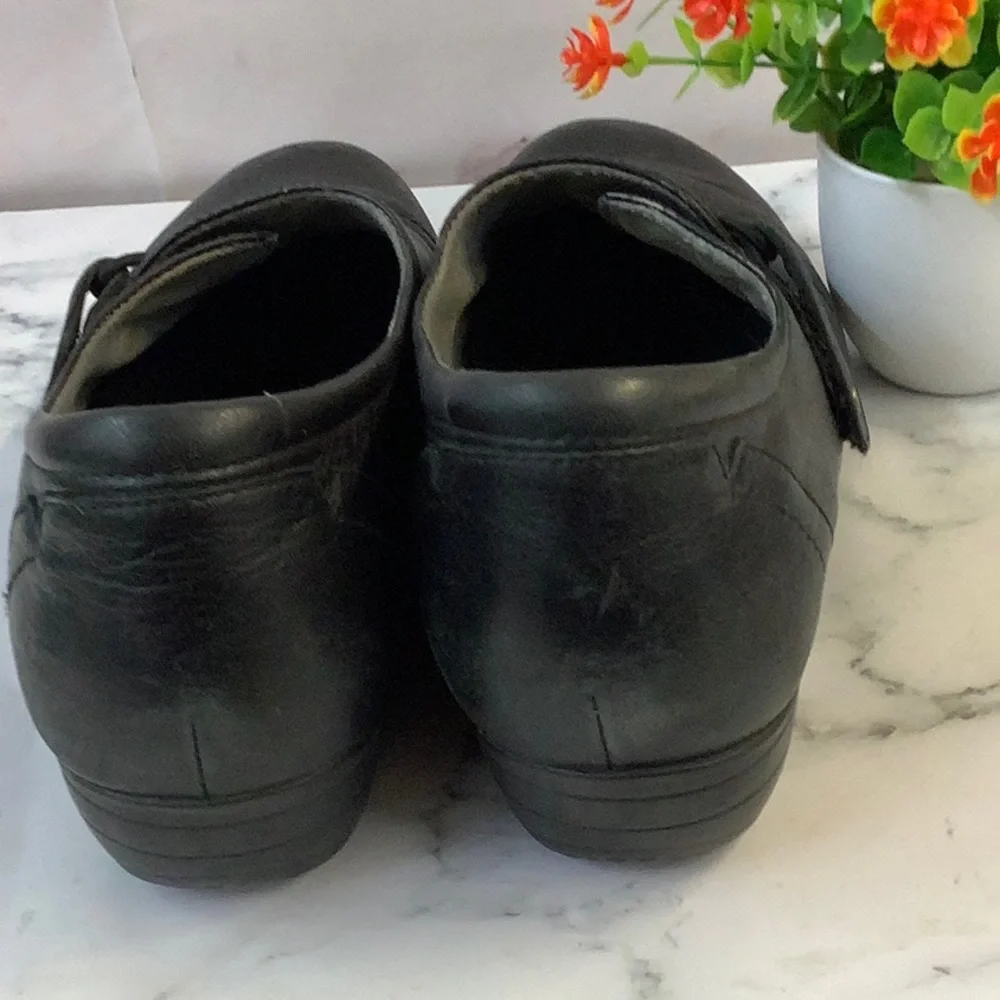 Used Dansko Women's Black Shoes Size 8.5